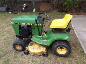 lot 63 image: John Deere Riding Lawn Mower 116 (Runs)