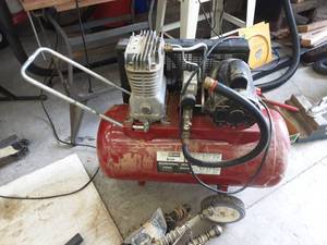 lot 72 image: Craftsman 4 Hp 20 Gallon Air Compressor