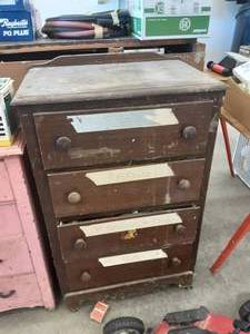 lot 111 image: Chest & Contents 26x17x41