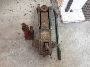lot 160 image: 1000 Lb. Floor Jack & Bottle Jack