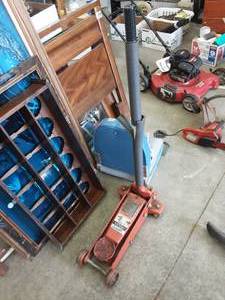 lot 246 image: 2 Ton Floor Jack