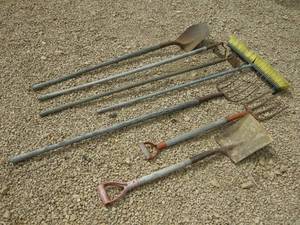 lot 32 image: Group GardenYard Tools