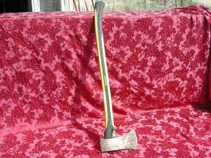 lot 12 image: Yardworks Axe