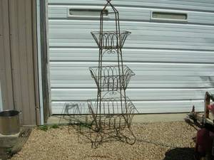 lot 40 image: Iron Garden Ornament