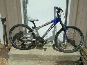 lot 43 image: Trek MT220 Mountain Bike