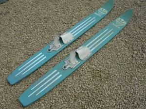 lot 55 image: Pair Vintage Viking Resorter Waterskis