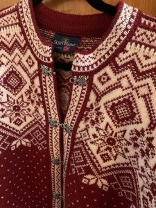 lot 1 image: Sjaeveland (Norway) Ladies Sweater- Beautiful