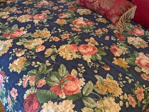 lot 17 image: Bedding Set