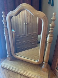 lot 80 image: Dresser Top Vanity Mirror