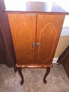 lot 79 image: Jewelry Storage Cabinet