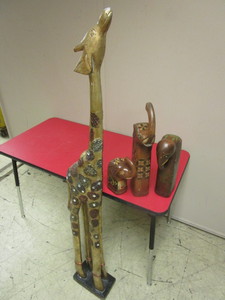 lot 817 image: ELEPHANTGIRAFFE STATUE HOME DECOR