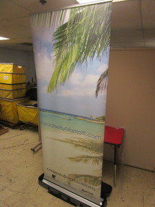 lot 843 image: PORTABLE PARADISE BY MARRIOT.COM RETRACTABLE DISPLAY