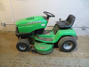 lot 1 image: John Deere Sabre Riding Lawnmower