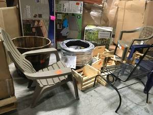 lot 39 image: Pallet with assorted Outdoor Items - Customer Returns various conditions