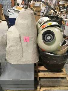 lot 9 image: Pallet with assorted Outdoor Items - Customer Returns various conditions