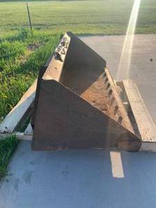 lot 9 image: 5 Foot Wide Skid Steer Bucket