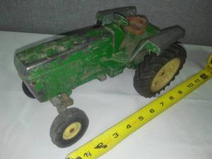 lot 2 image: John Deere cast tractor - working steering.