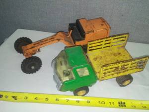 lot 19 image: Structo & Tonka metal vehicles.