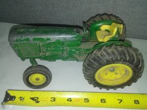 lot 20 image: John Deere cast tractor