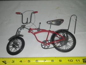lot 22 image: Schwinn Stingray bicycle. Authentic