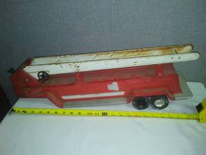 lot 34 image: Vintage Nylint metal Fire engine ladder