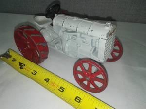 lot 46 image: Fordson tractor numbered Steering.