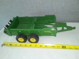 lot 70 image: John Deere Mature Spreader