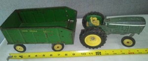 lot 76 image: John Deere Chuck Wagon 112 & tractor ERTL.