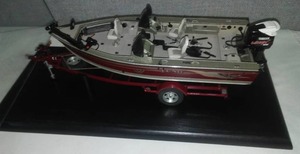 lot 102 image: LUND Pro - V Magnum Factory Model in case, Promotional item $ 250 value.