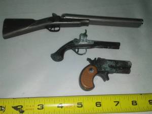 lot 119 image: 3 Vintage toy guns.  Deringer  more