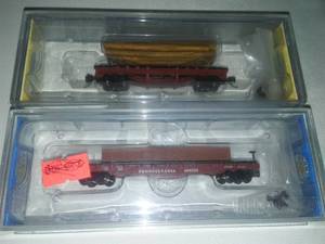 lot 150 image: N scale model Railroading 2 New Cars, Bachmann flat car crated load, Log Car.