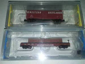 lot 152 image: N scale model railroading 2 New Cars, Bachmann, flat car crated load, Box Car