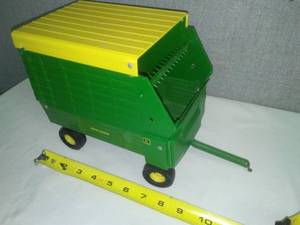 lot 200 image: John Deere Sileage Wagon ERTL