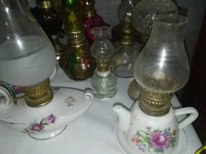 lot 204 image: 21 oil Lamps Lanterns, some Aladdin.