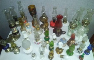 lot 211 image: 3 dozen Lamp Lanterns oils.