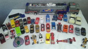 lot 215 image: 44 Hot Wheels & similar sized cars.