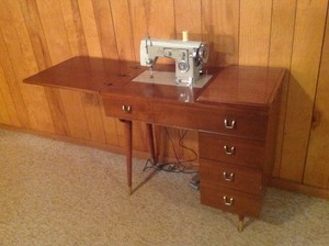 lot 51 image: Sewing Machine & Cabinet