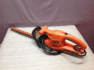 lot 86 image: Black & Decker 17 Hedge Trimmer