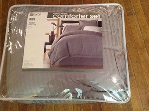 lot 93 image: Queen Size Comforter Set