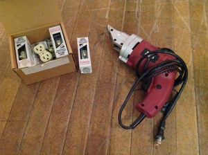 lot 103 image: Electric Shears & Switches