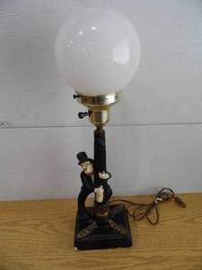 lot 9 image: Lamp Post wMan