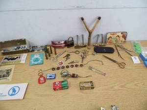 lot 35 image: Slingshot - Razors - Marbles - Ammunition