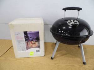 lot 52 image: New Mini Grill - Gift Box Christmas Decor
