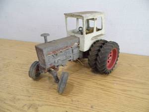 lot 62 image: International Tractor