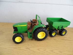 lot 91 image: John Deere Tractor wSpreader