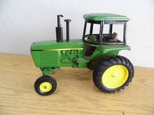 lot 92 image: John Deere Tractor