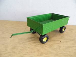 lot 93 image: Ertl John Deere Wagon