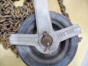lot 114 image: Chain w2 Pulleys
