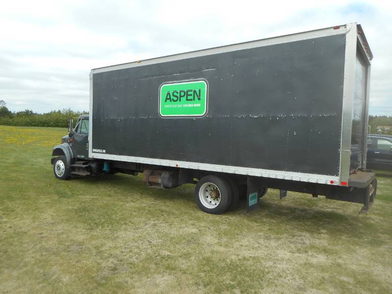 2000 International Straight Truck 4700 T444E