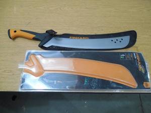 lot 19 image: Fiskars Machete (24 in.)